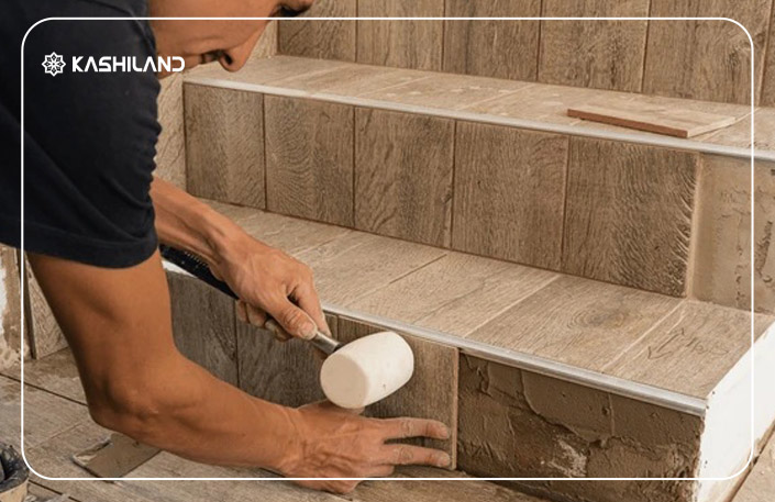 نصب سرامیک راهپله به دلیل نیاز به برشهای زاویهدار و شیببندی دقیق، هزینهی بیشتری دارد.