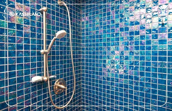 شفافیت کاشیهای شیشه ای باعث میشود رنگها زندهتر و جذابتر به نظر برسند و جلوهای لوکس و مدرن به حمام بدهند.