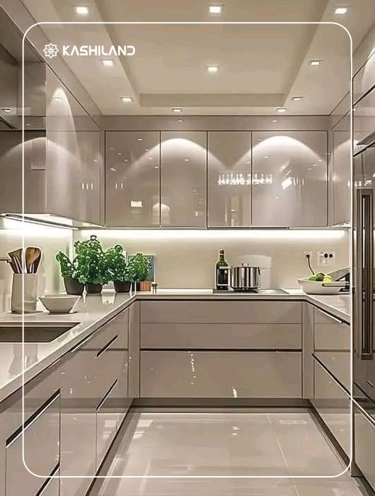 نورپردازی مناسب میتواند جلوهی کاشی بین کابینتی را چندین برابر نشان دهد.