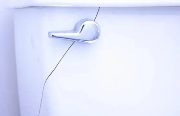 ترک مخزن توالت بر اثر ضربه و یا نصب نادرست
