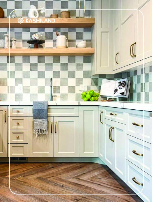 آشپزخانه با کاشی بینکابینتی سفید و طوسی طرح شطرنجی