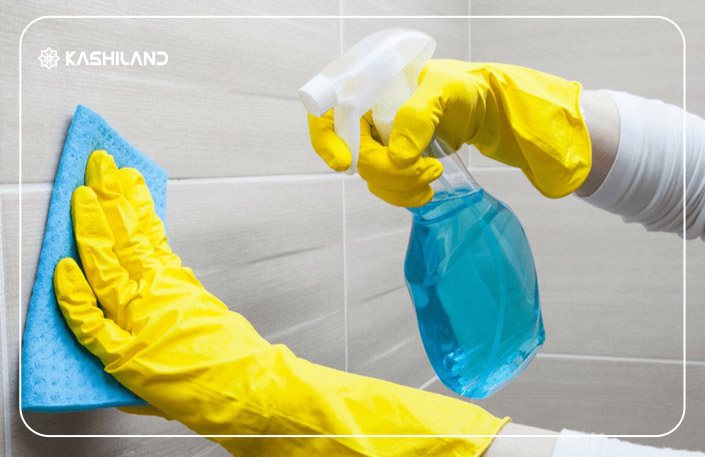 اسپری چندمنظوره برای پاک کردن لکه‌های روزمره مناسب است.