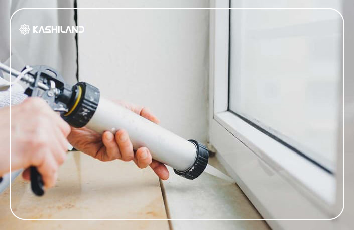 استفاده از چسب سیلیکونی برای درزگیری پنجره