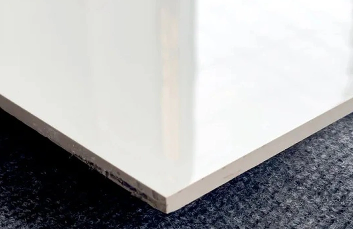 پرسلان محصولی پیشرفته‌تر از سرامیک بدنه سفید می‌باشد.