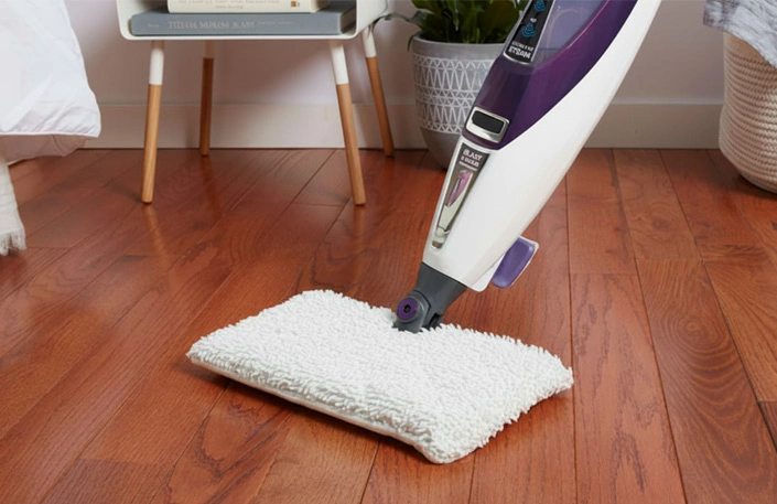 پاک کردن لکههای سرامیک طرح پارکت با بخارشوی خانگی