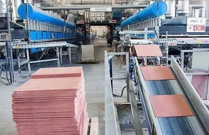 رنگ بدنه کاشی و سرامیک، یک عامل کلیدی و حیاتی در تعریف مشخصات فنی، طول عمر و فضای کاربری نهایی آن به شمار می‌رود.