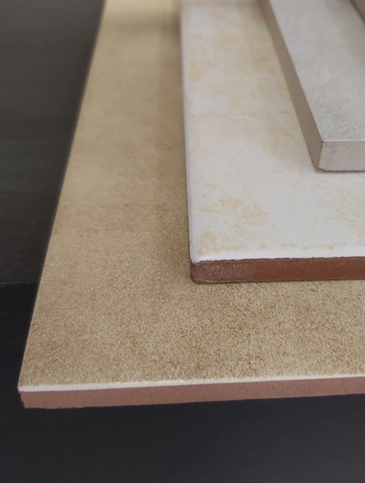 سرامیک خاک قرمز دارای رنگ گرم و جذاب است، در حالی که سرامیک خاک سفید رنگ روشن و شیک‌تری دارد.