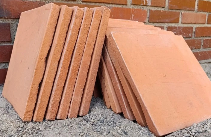 اکسید آهن موجود در خاک رس باعث ایجاد رنگ قرمز یا قهوه‌ای در سرامیک بدنه قرمز می‌شود.