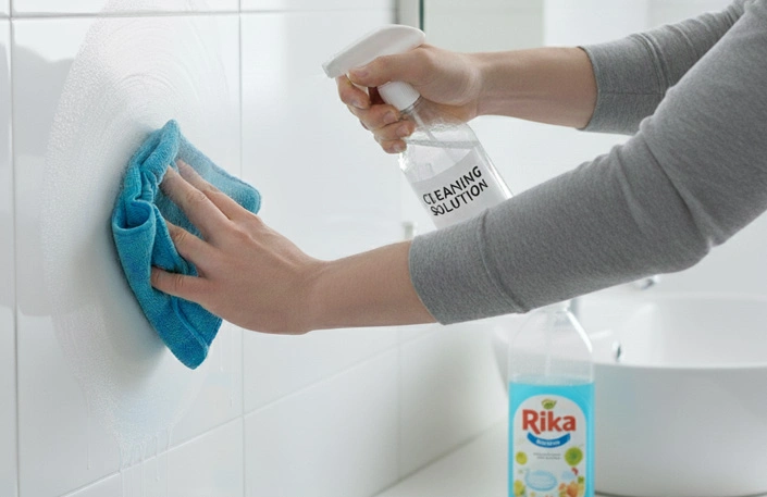 اسپری آب ولرم و چند قطره مایع ظرفشویی برای تمیزی سرامیک سفید