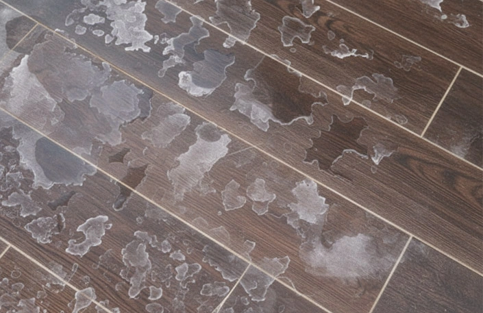 لکههای آب و رسوبات آهکی بر روی سرامیک سرویس بهداشتی و حمام