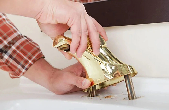 بستن شیر روشویی، کار فنی ساده اما حساسی است.